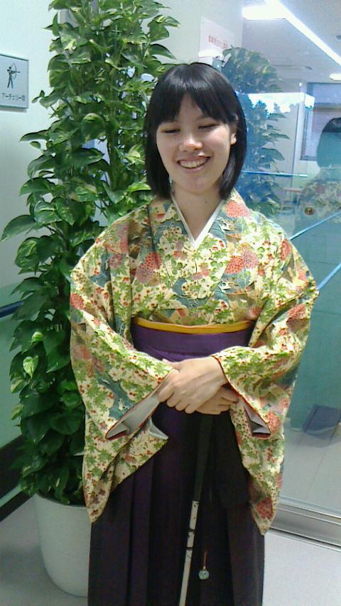 �o�q����Ńi���[�V������S���B�o�������Ă��܂��B���̎ʐ^�͓���B�e���̂��̂ŁA�ԎR���F�̒����ɁA���̌т�t���Ă��܂��B