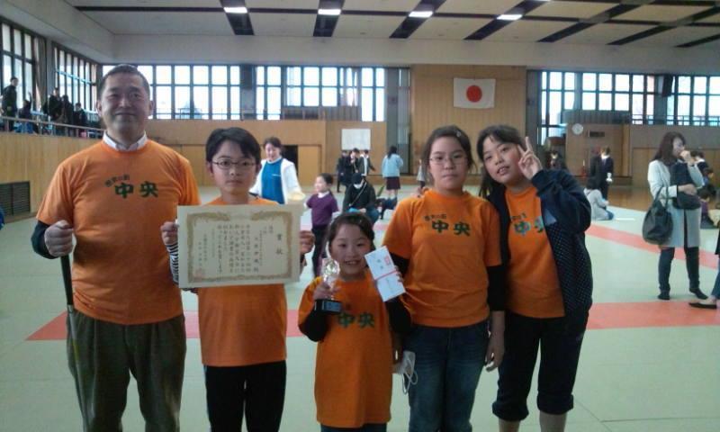 �������w�Z���یォ�邽�N���u�̎q���B�Ɠ�򂳂�@�F�s�{���邽��V�l���Z����